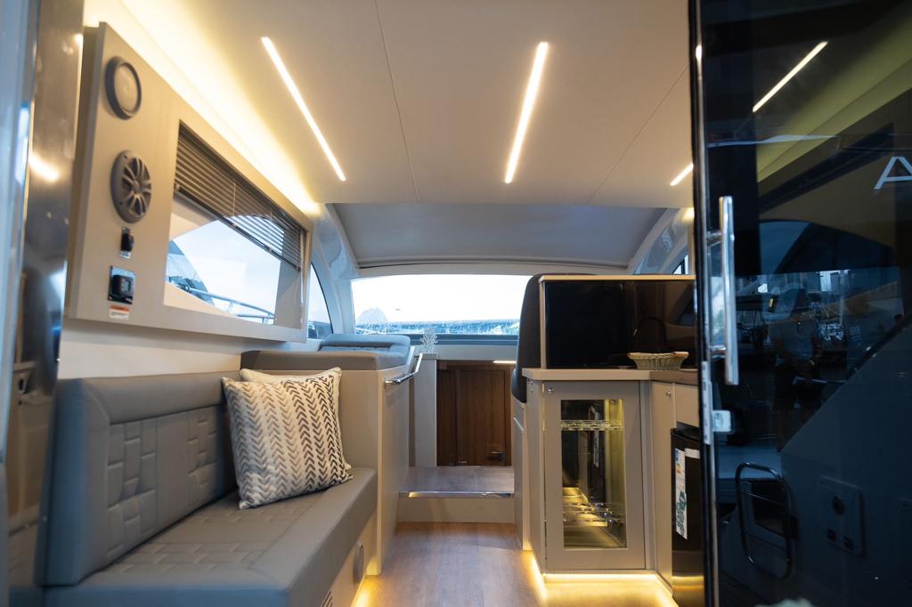 Lancha Solara 410 HT: Luxo, Desempenho e Conforto em Alto Mar
