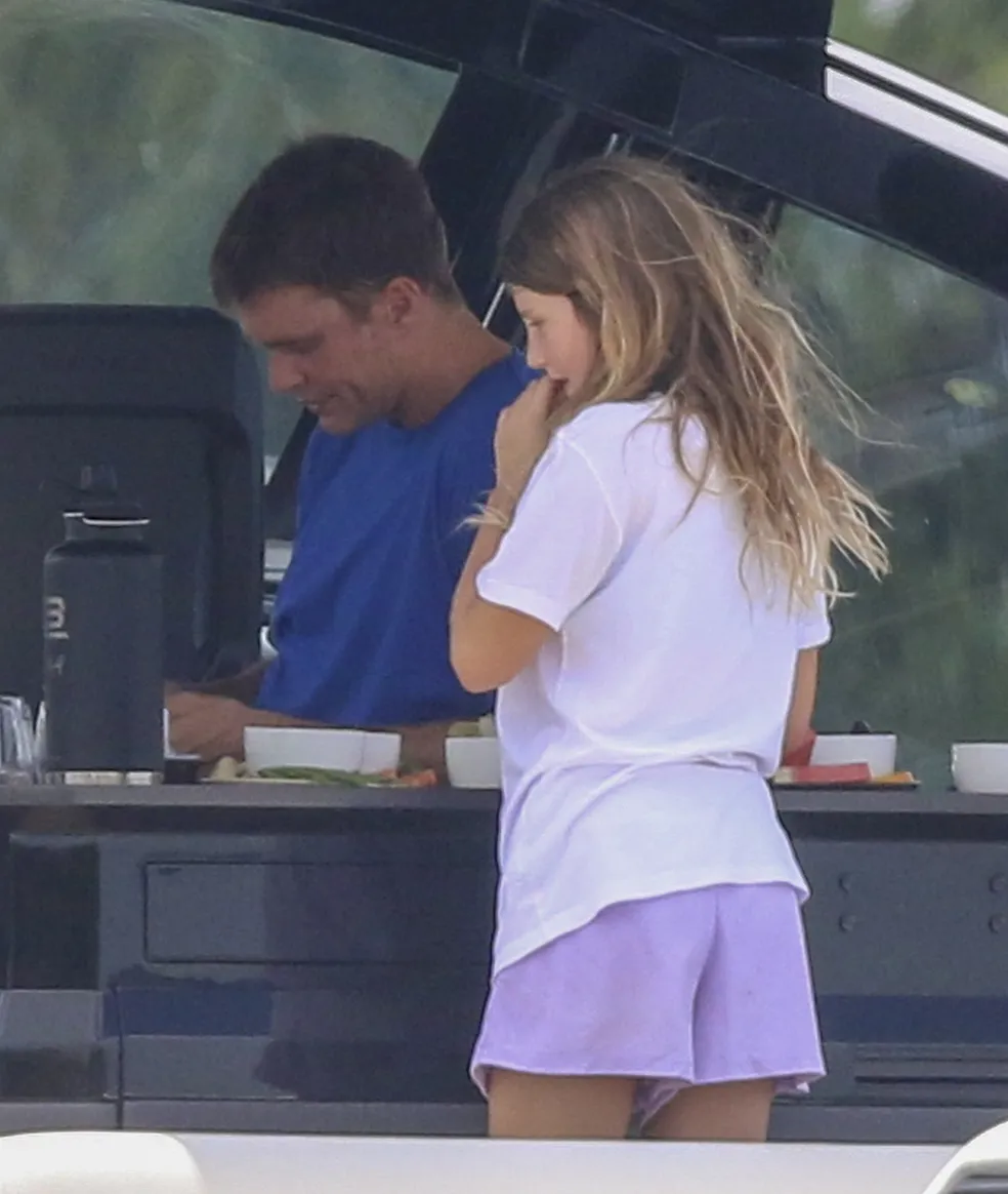 Tom Brady passeia com a filha em iate de quase R$ 30 milhões