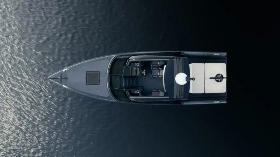 Barco elétrico usa bateria de carro e promete alcance impressionante