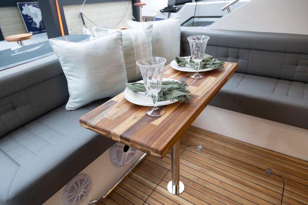 Lancha Solara 410 HT: Luxo, Desempenho e Conforto em Alto Mar