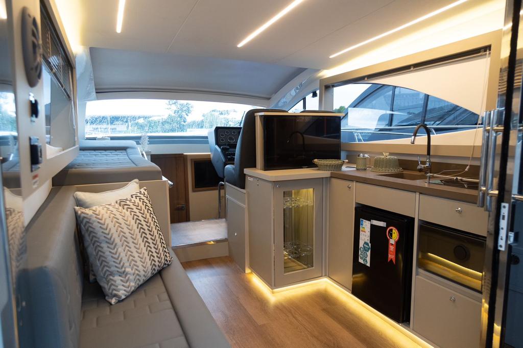 Lancha Solara 410 HT: Luxo, Desempenho e Conforto em Alto Mar