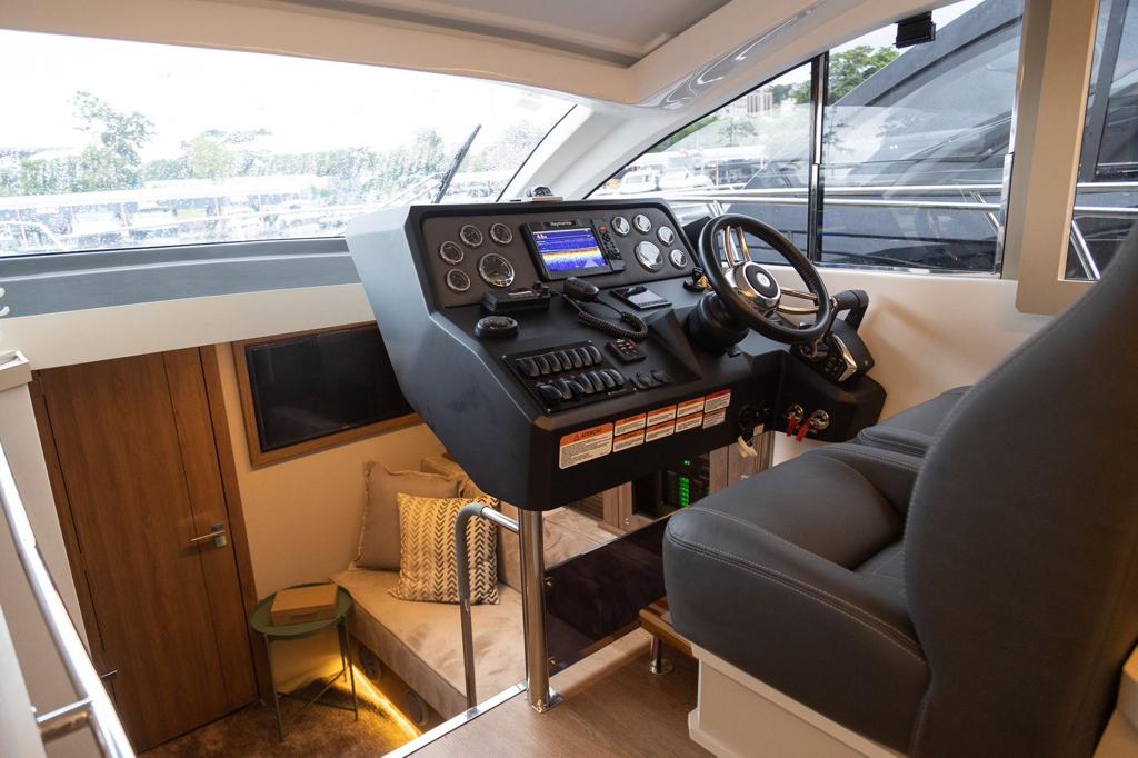 Lancha Solara 410 HT: Luxo, Desempenho e Conforto em Alto Mar